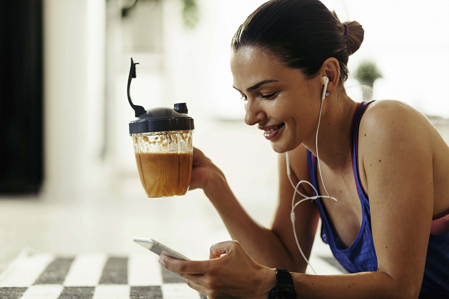 Mujer activa con proteína vegetal representando la llegada de Living Foods a México